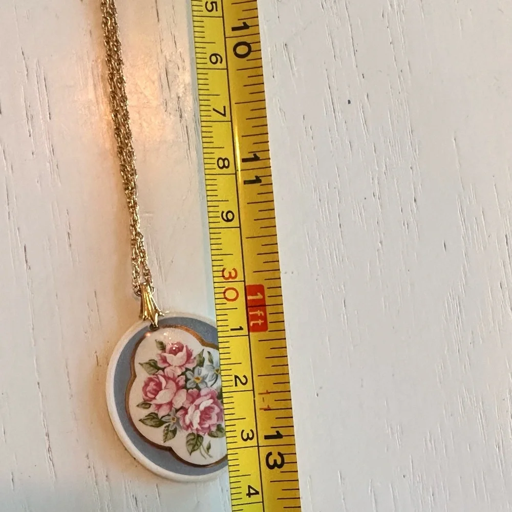 VINTAGE Avon 1988 Classic Gold Rose Ceramic Necklace and Earrings Set - Picture 9 of 12